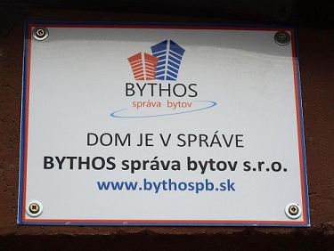 Dom je v správe BYTHOS správa bytov s.r.o.